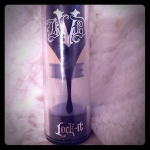Kat von D lock it foundation